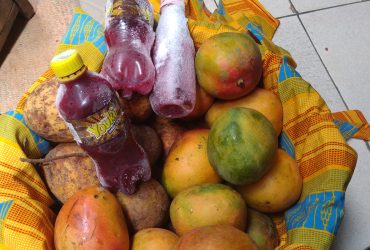 Vendeuse de jus et de fruits