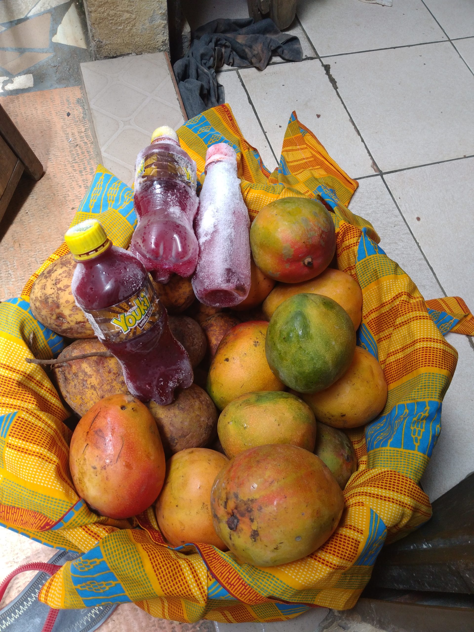 Vendeuse de jus et de fruits