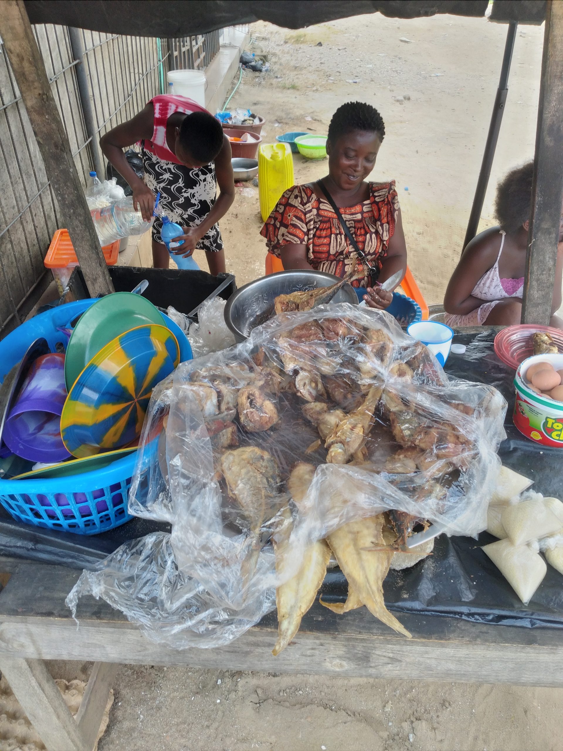 Vendeuse d'attiéké et poisson