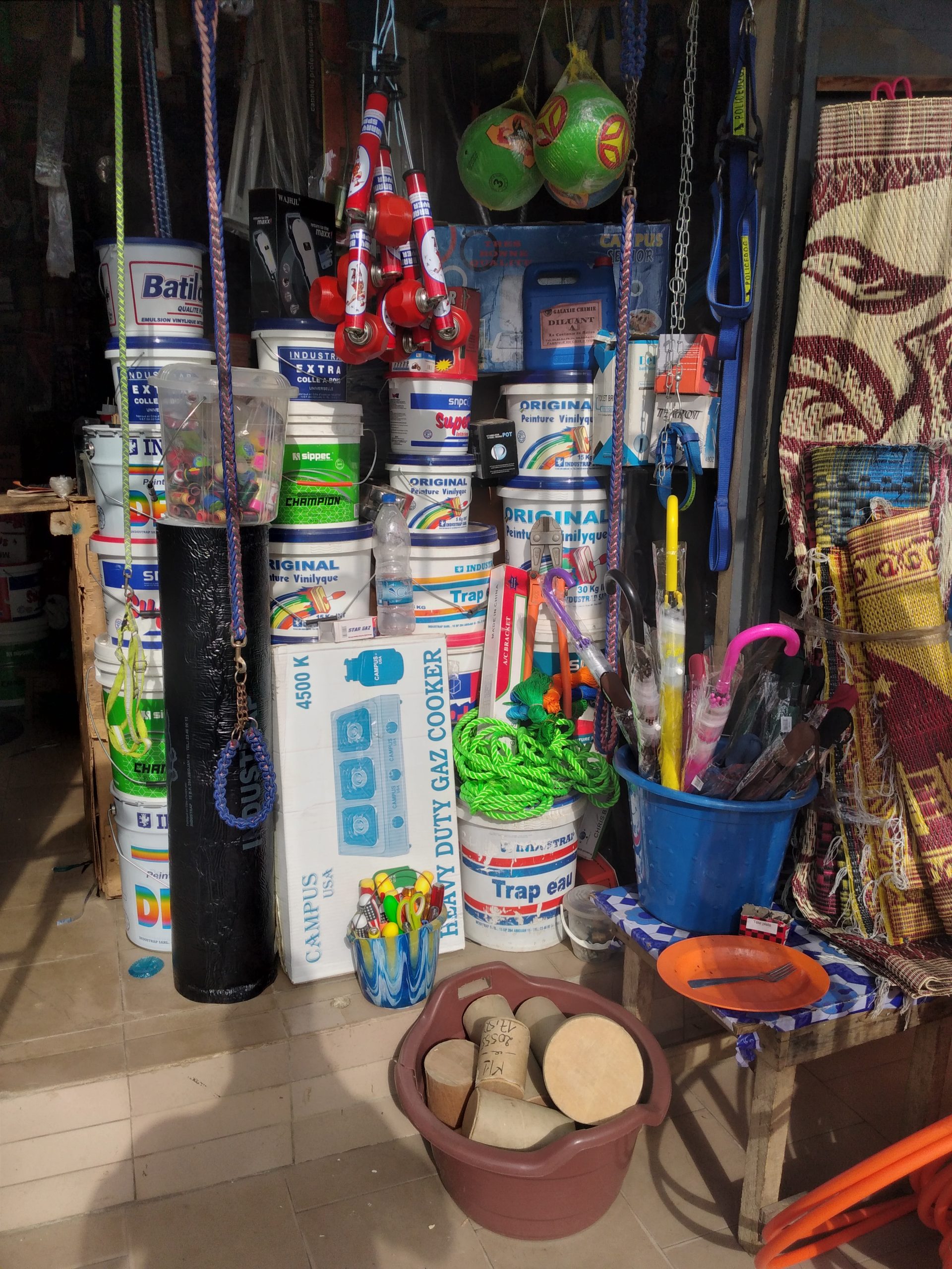 Une boutique de quincaillerie
