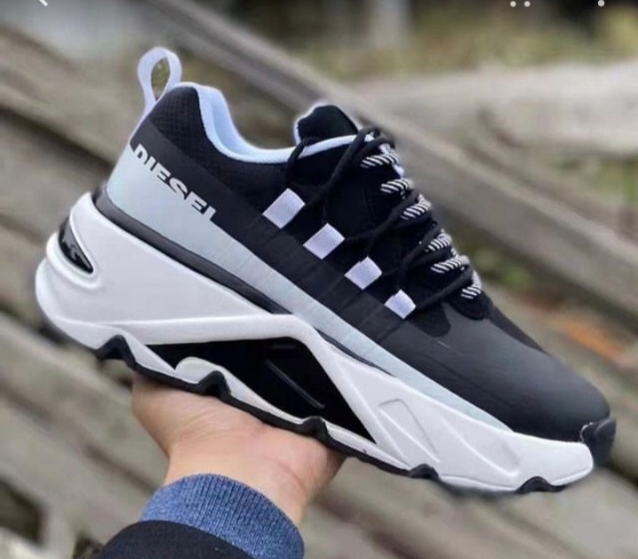 Super commerçant de chaussure et vêtements