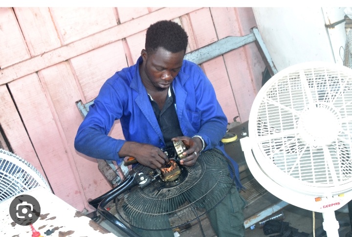 Très bon réparateur de ventilateur et micro-ondes
