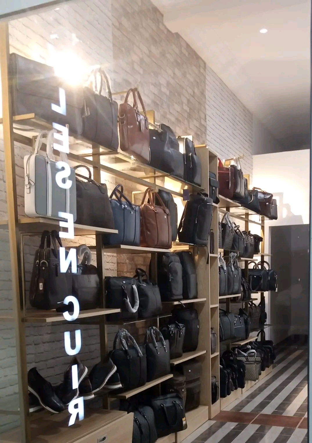 Le Style en Cuir à Abatta Nouveau Goudron