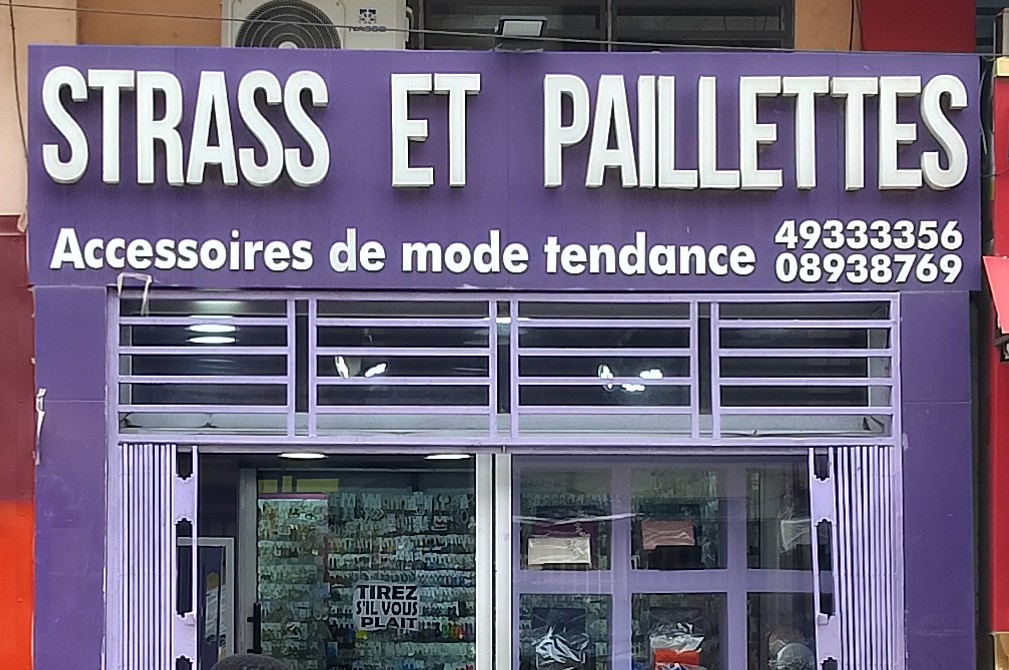 STRASS ET PAILLETTES