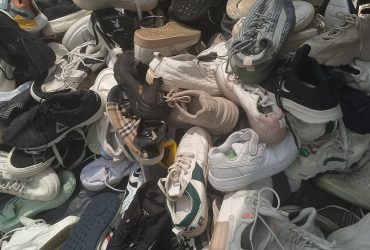 Shoose man