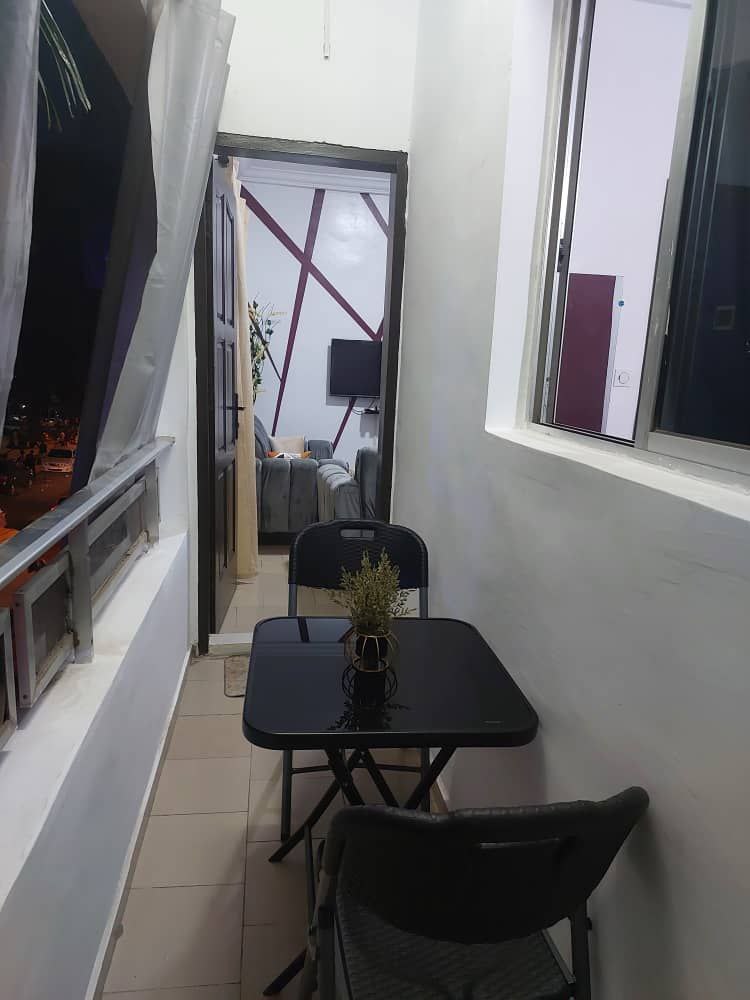 Cocody Blockhaus derrière l'Hotel Ivoire.  Appartement de 02 pièces meublée